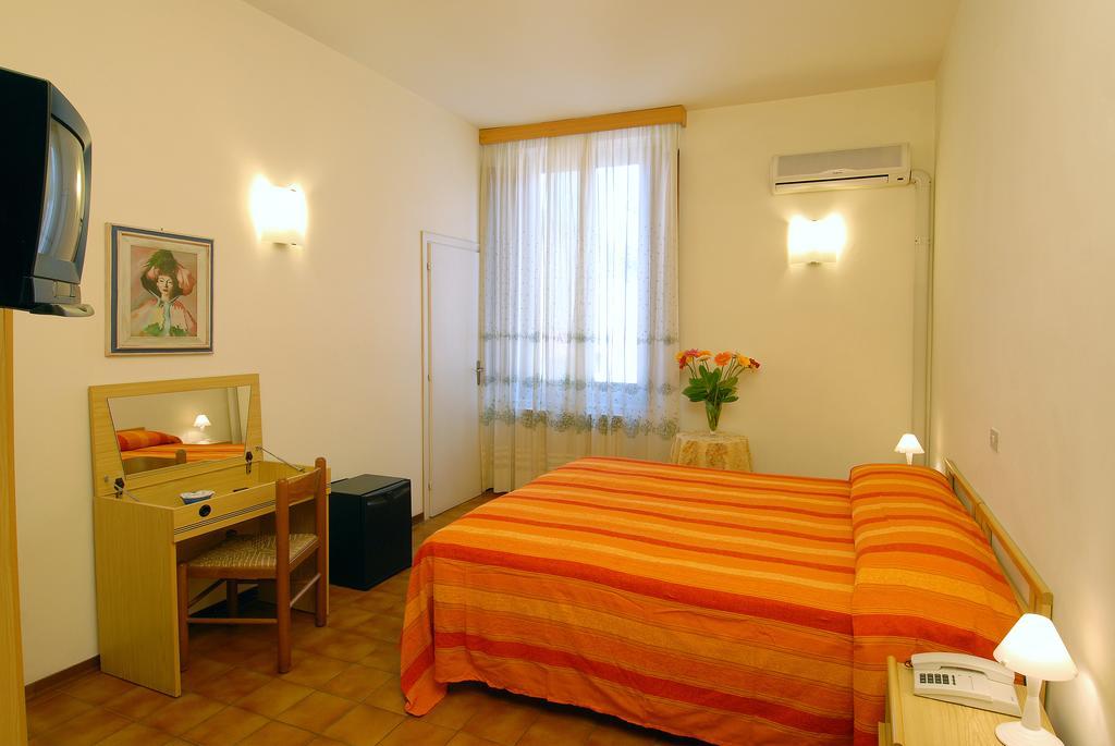Hotel Delizia Genovese Montecatini Terme Zimmer foto